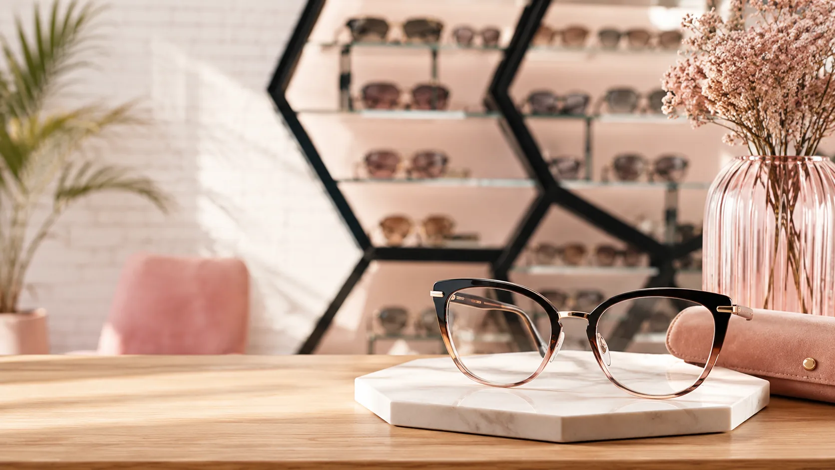 Oprawki na blacie w salonie Lazur Optique